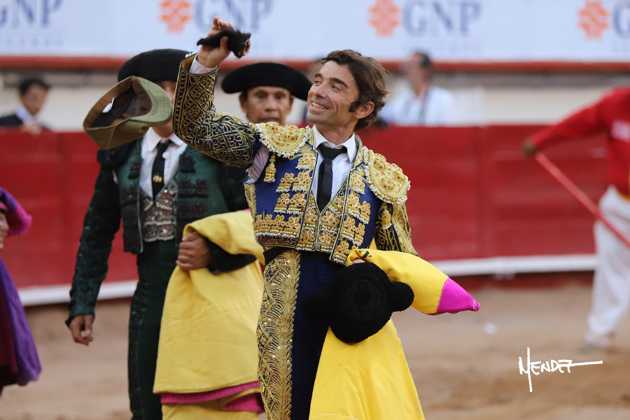 Un inspirado Fernando Robleño en su versión más artística pasea una oreja al igual que Juan Pablo Sánchez en la primera corrida de la Feria de San Marcos