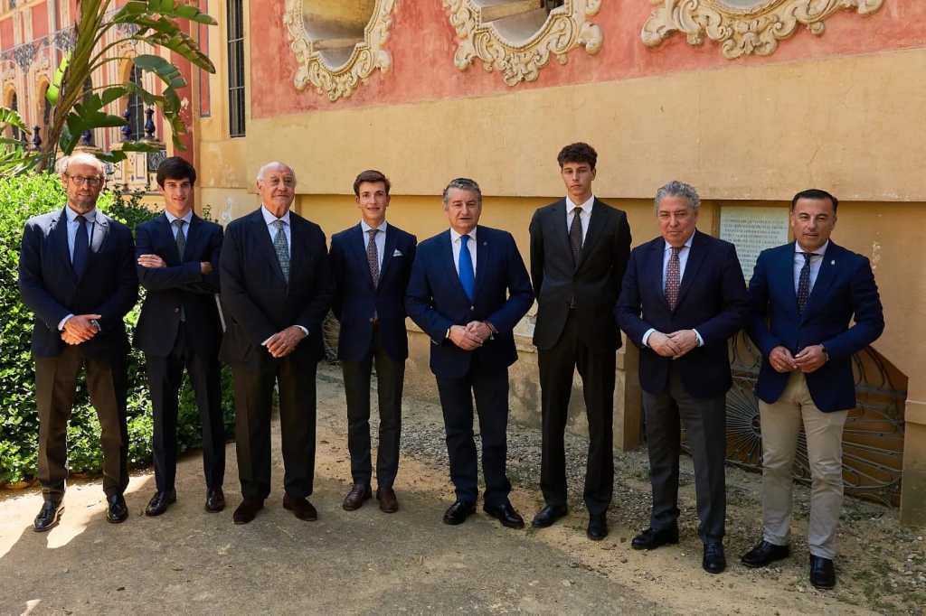 El consejero de la Presidencia recibe a los finalistas de la V edición del Circuito de Novilladas de Andalucía